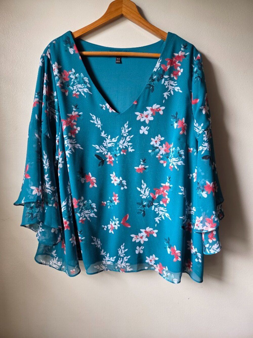 EUC LANE BRYANT BLUE FLORAL V NECK BELL SLEEVES TOP SIZE 18/20